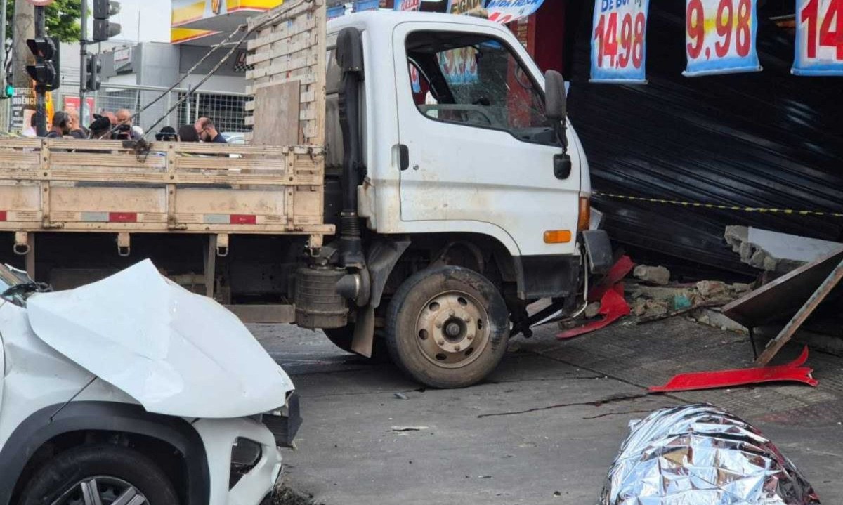 Acidente com vítima fatal causou interdição na Rua Padre Pedro Pinto, em Venda Nova
 -  (crédito: Jair Amaral/EM/DA Press)