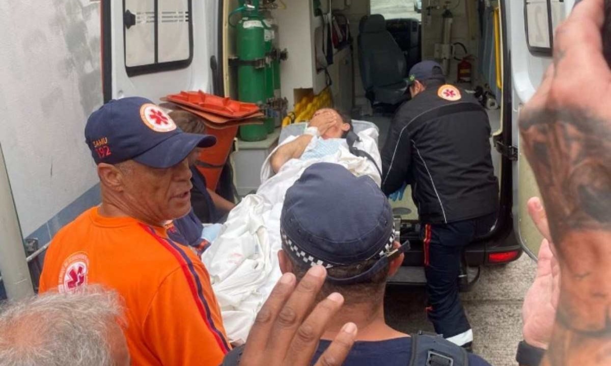 Prefeito e candidato à reeleição em Taboão da Serra em São Paulo, Aprígio, foi socorrido após ser baleado  -  (crédito: Reprodução/Redes Sociais)