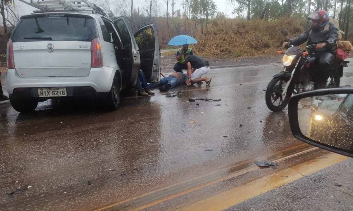 O motorista do carro foi colocado deitado, ao lado do carro, enquanto aguardava pela chegado do socorro -  (crédito: Ivan Drummond)