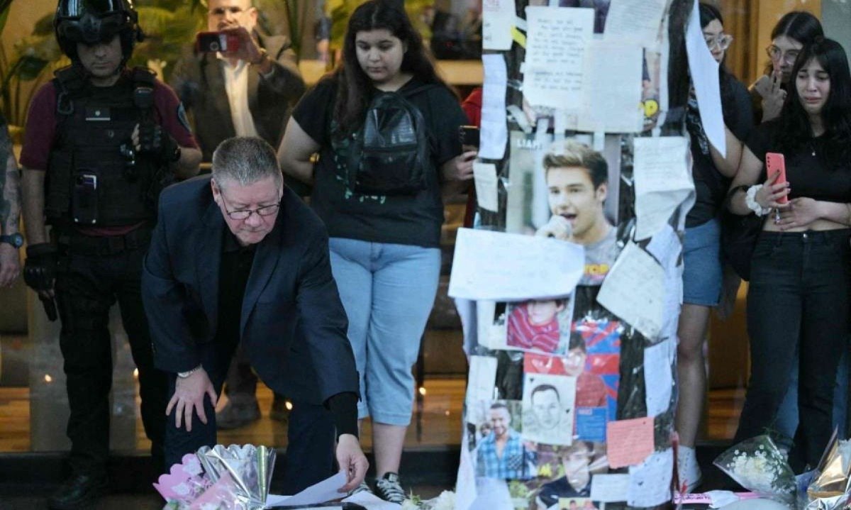 Geoff Payne observa mensagens que fãs de seu filho Liam, astro da banda One Direction, deixaram em altar feito por elas em frente ao hotel CasaSur, em Buenos Aires

 -  (crédito: Juan Mabromata/AFP)