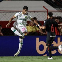 Jogadores de Atlético-GO e Cuiabá em disputa de bola no Brasileirão -  (crédito: Foto: AssCom Dourado)