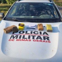 Polícia encontra drogas em caixa de papelão e prende dois suspeitos - Reprodução / Polícia Militar de Minas Gerais
