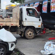 Pedestre morre prensado em acidente em Venda Nova - Jair Amaral/EM/DA Press