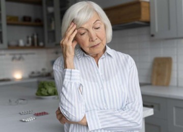 Mulher enfrenta problemas de memória por Alzheimer; imagem meramente ilustrativa -  (crédito: Freepik)