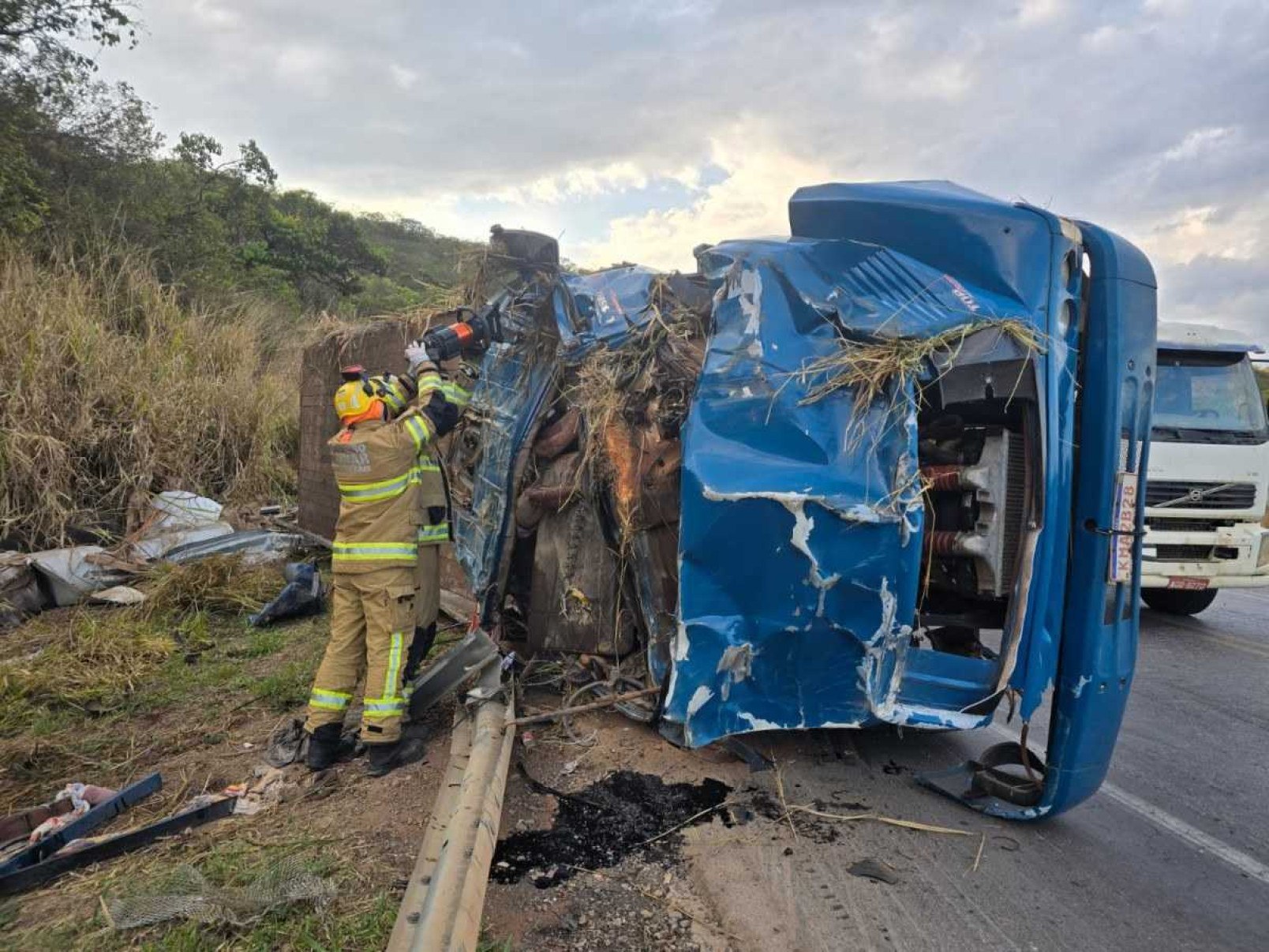 Motorista morre preso às ferragens após caminhão capotar em rodovia de MG