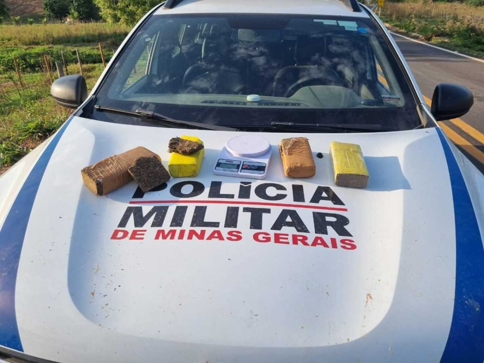 Polícia encontra drogas em caixa de papelão e prende dois suspeitos