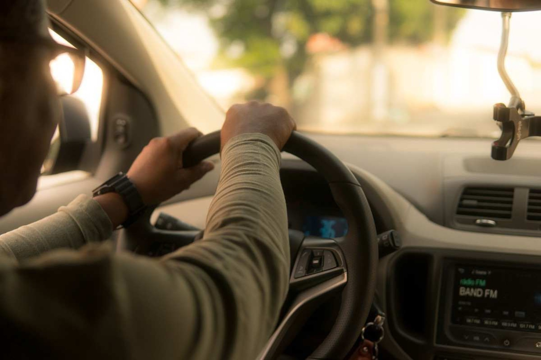 Jovem esfaqueia companheiro e o leva ao hospital em carro de aplicativo