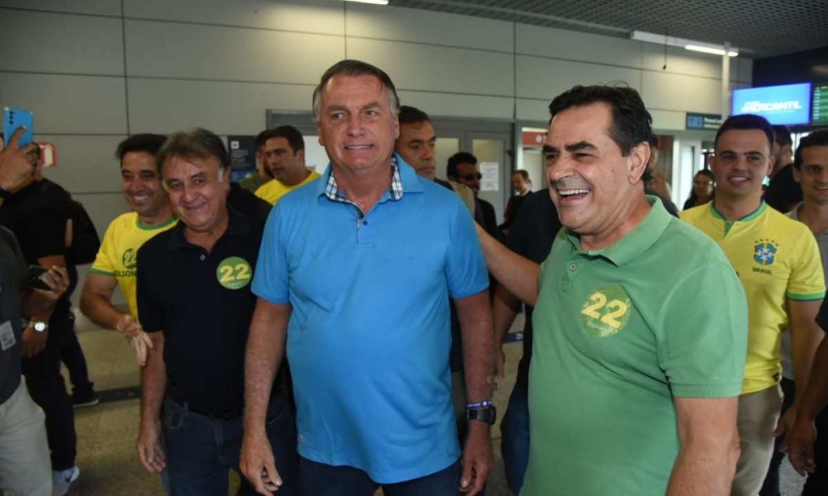 Sem multidão, o candidato a prefeitura de BH Bruno Engler (PL) encontra o ex-presidente Bolsonaro em comitiva no Aeroporto de Confins
 -  (crédito: Gladyston Rodrigues/EM/D.A.Press)