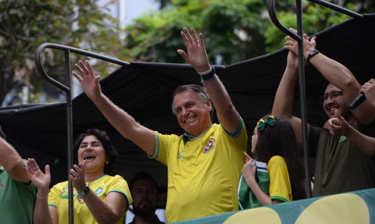 Ex-presidente Jair Bolsonaro fala para apoiadores na Avenida Afonso Pena, após motocarreata da região da Pampulha até à Prefeitura de Belo Horizonte -  (crédito: Túlio Santos/EM/D.A Press)