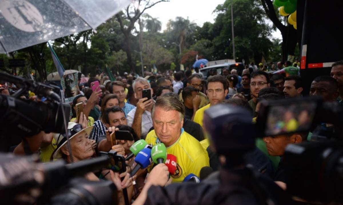 Ex-presidente Jair Bolsonaro fala para apoiadores na Avenida Afonso Pena, após motocarreata da região da Pampulha até à Prefeitura de Belo Horizonte
