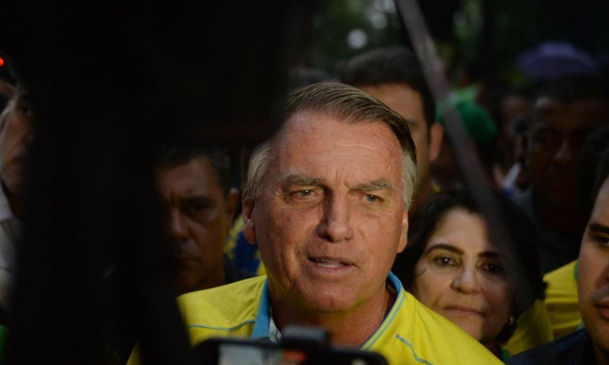 Ex-presidente Jair Bolsonaro fala para apoiadores na Avenida Afonso Pena, após motocarreata da região da Pampulha até à Prefeitura de Belo Horizonte -  (crédito: Túlio Santos/EM/D.A Press)