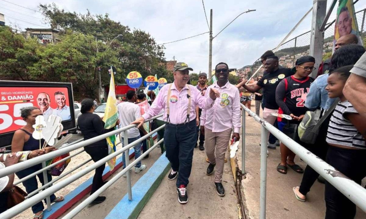 Candidato à reeleição Fuad Noman visita Aglomerado da Serra, na Região Centro-Sul de BH, na reta final da corrida eleitoral -  (crédito: Bernardo Estillac/EM/D.A.Press)