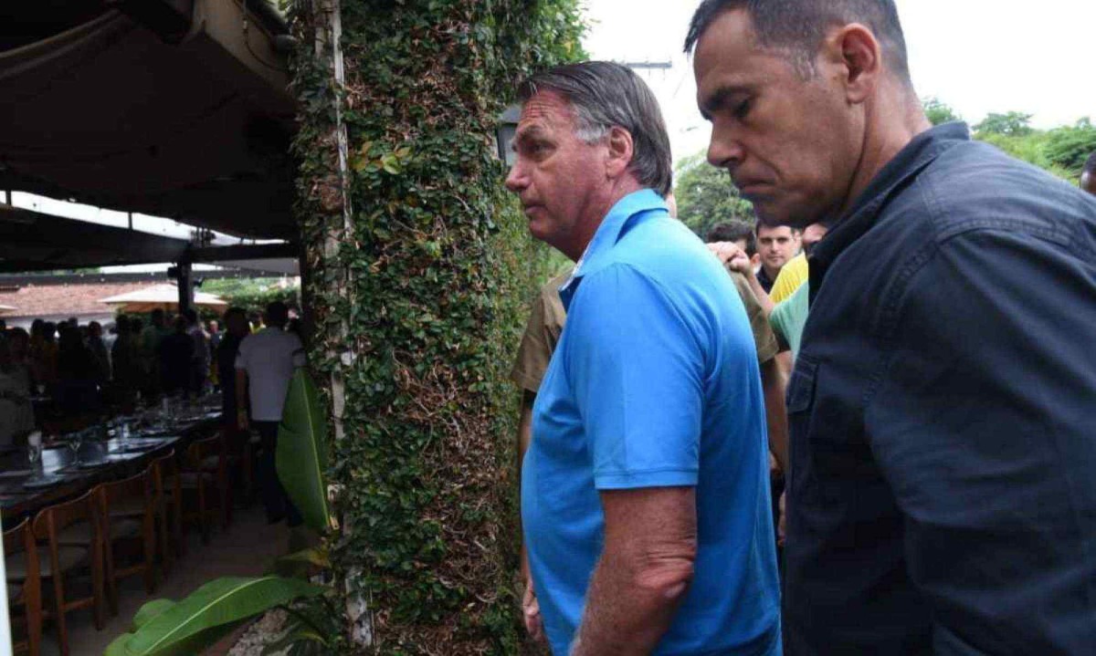 Bolsonaro chega a restaurante na Pampulha para almoço antes de agenda de campanha com Bruno Engler (PL) -  (crédito: Gladyston Rodrigues/EM/D.A Press)