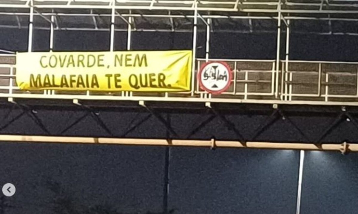 Faixas críticas a visita do ex-presidente Jair Bolsonaro à Belo Horizonte foram espalhadas em passarelas da capital -  (crédito: Reprodução/Redes Sociais)