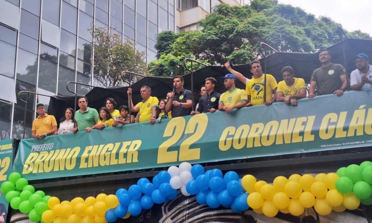 Bolsonaro foi a figura mais ovacionada pelos apoiadores, que se apertavam contra os gradis de metal para tentar uma foto ou um toque. -  (crédito: Tulio Santos/EM/DAPRESS)