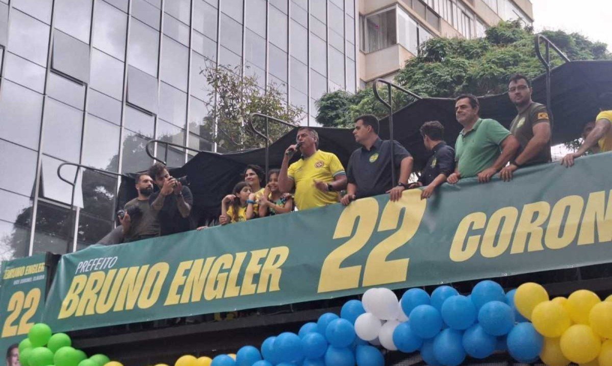 Bolsonaro foi a figura mais ovacionada pelos apoiadores, que se apertavam contra os gradis de metal para tentar uma foto ou um toque. -  (crédito: Tulio Santos/EM/DAPRESS)