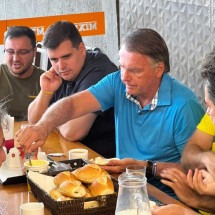 Bolsonaro toma café em padaria na Vilarinho com Bruno Engler - Gladyston Rodrigues/EM/D.A.Press