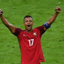 Nani pega a camisa de fã e leva para casa. Diz que era a que usou na Euro-16. Torcedor dá queixa e imprensa só fala nisso -  (crédito: Foto: Dan Mullan/Getty Images)