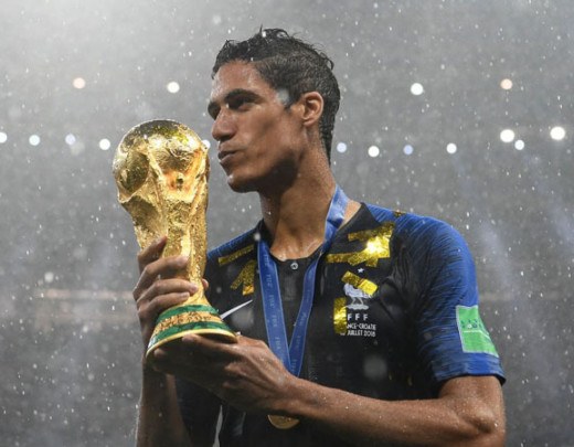  (FILES) In this file photo taken on July 15, 2018 France's defender Raphael Varane holds the World Cup trophy after winning the Russia 2018 World Cup final football match between France and Croatia at the Luzhniki Stadium in Moscow. Varane announced on February on 2, 2023 that he puts an end to his international career at the age of 29. - RESTRICTED TO EDITORIAL USE - NO MOBILE PUSH ALERTS/DOWNLOADS.. (Photo by FRANCK FIFE / AFP) / RESTRICTED TO EDITORIAL USE - NO MOBILE PUSH ALERTS/DOWNLOADS..
     -  (crédito:  AFP)