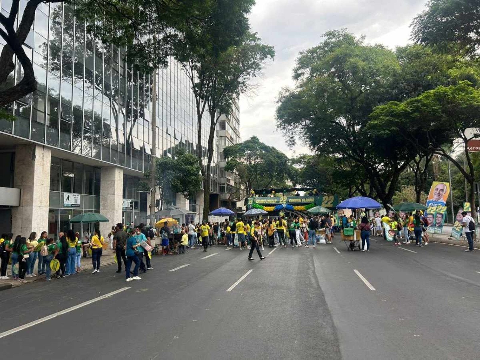 Bolsonaro em BH: poucos apoiadores do ex-presidente se reúnem na prefeitura