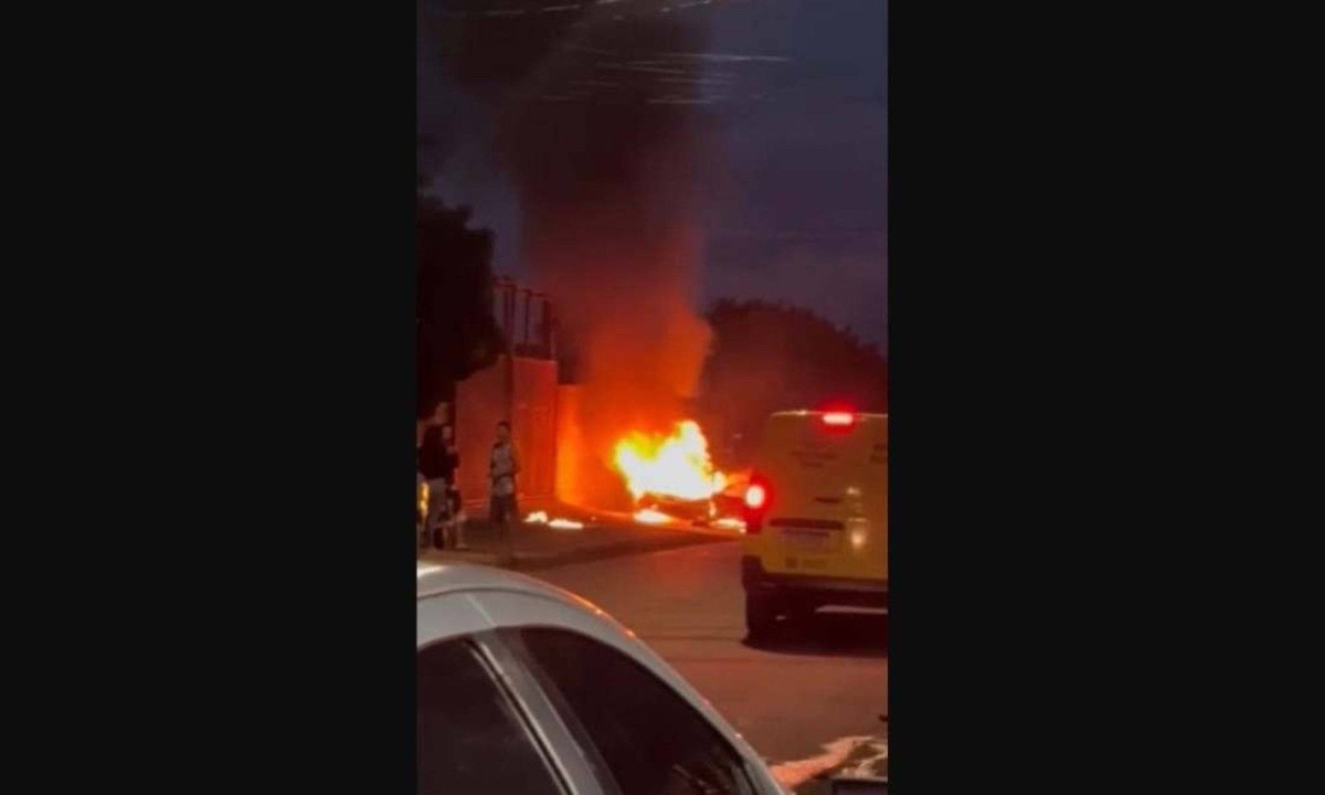 Carro pega fogo no meio da rua no Barreiro, em BH -  (crédito: Corpo de Bombeiros/Divulgação)