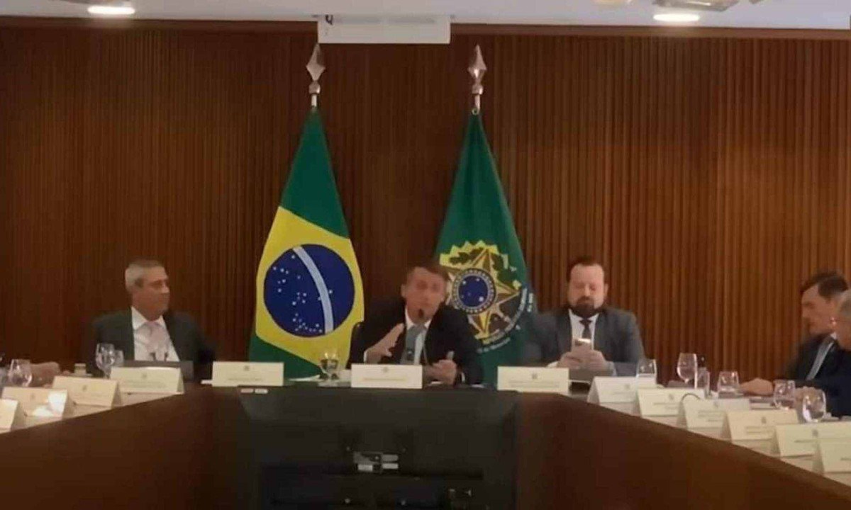 Bolsonaro conduz a reunião de 5 de julho de 2022. Vídeo foi descoberto entre os arquivos de Mauro Cid -  (crédito: Reprodução/YouTube)