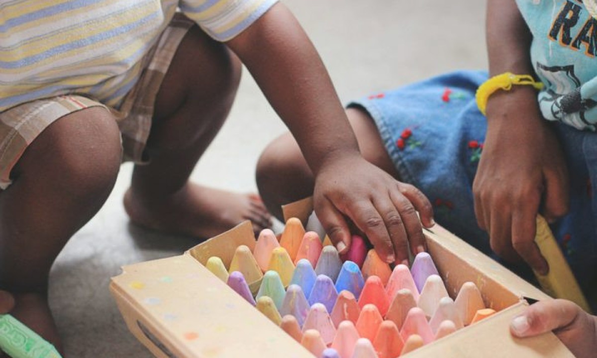 A fundação de Susan também investe no acesso a métodos contraceptivos e em programas de educação infantil. -  (crédito: Tina Floersch Unsplash)