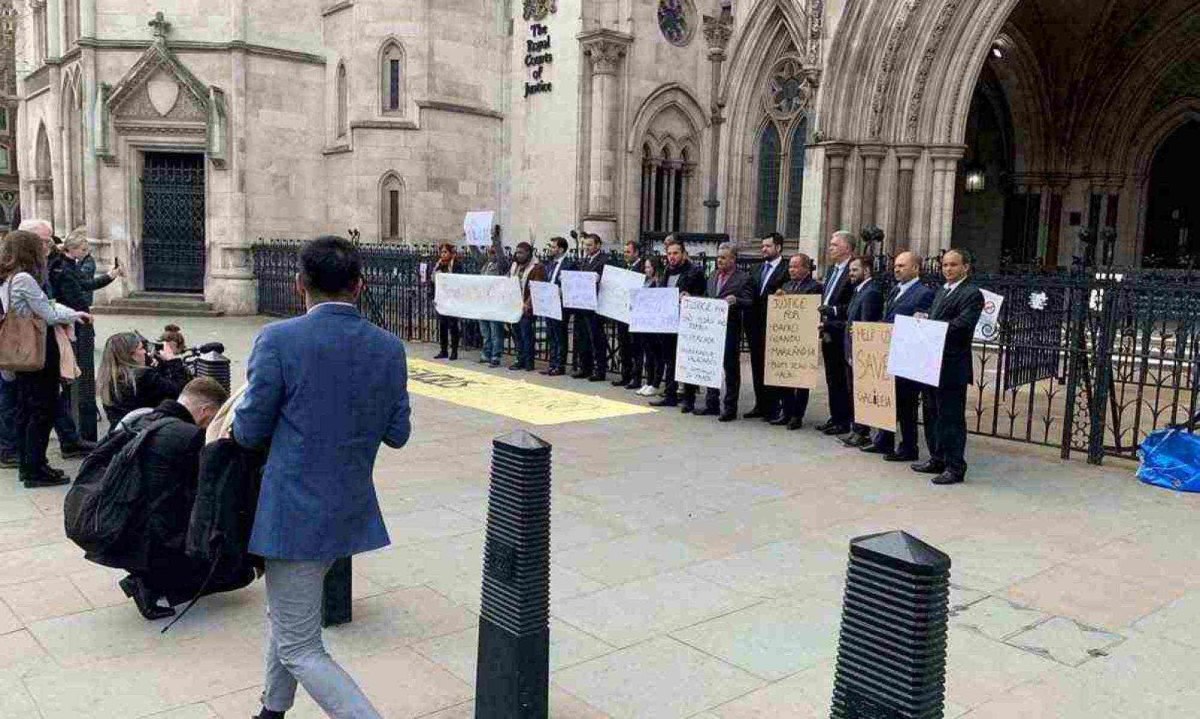 Na Inglaterra, representantes de municípios da Bacia Rio Doce e de atingidos por rompimento de barragem fazem protesto por reparação diante da Royal Courts of Justice, em 2022 -  (crédito: Mateus Parreiras/EM/D.A Press - 8/4/2022)