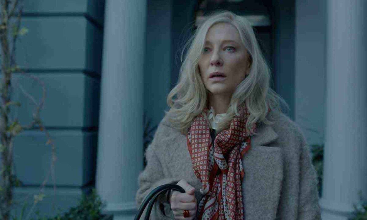 A documentarista Catherine (Cate Blanchett) se vê ameaçada quando recebe misterioso livro com sombrias revelações sobre seu passado -  (crédito: Apple TV+/divulgação)