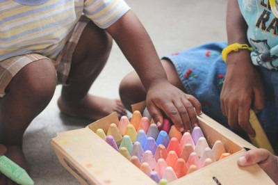 A fundação de Susan também investe no acesso a métodos contraceptivos e em programas de educação infantil. -  (crédito: Tina Floersch Unsplash)