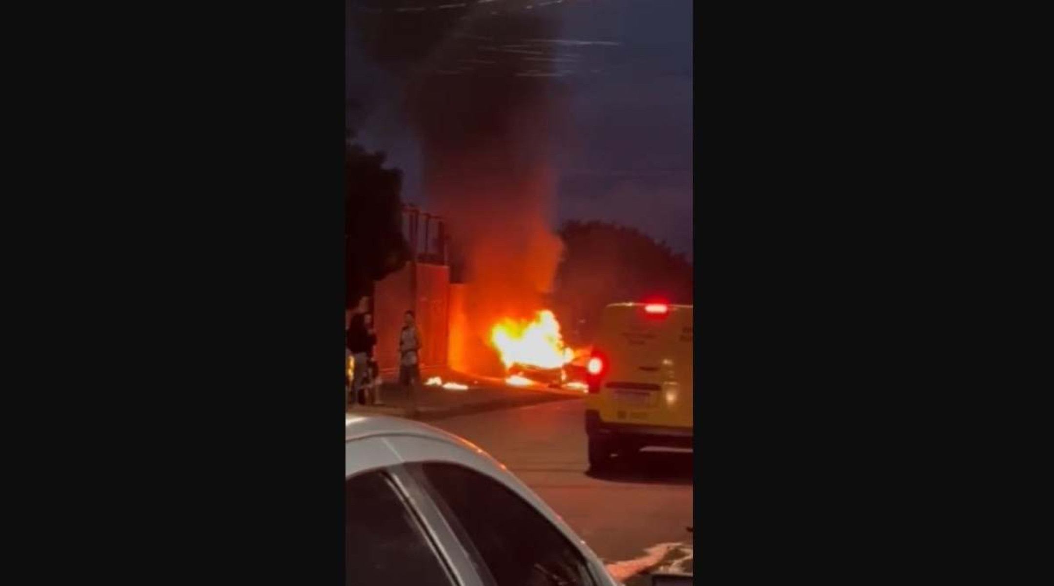 Vídeo: carro pega fogo na rua e assusta moradores em BH