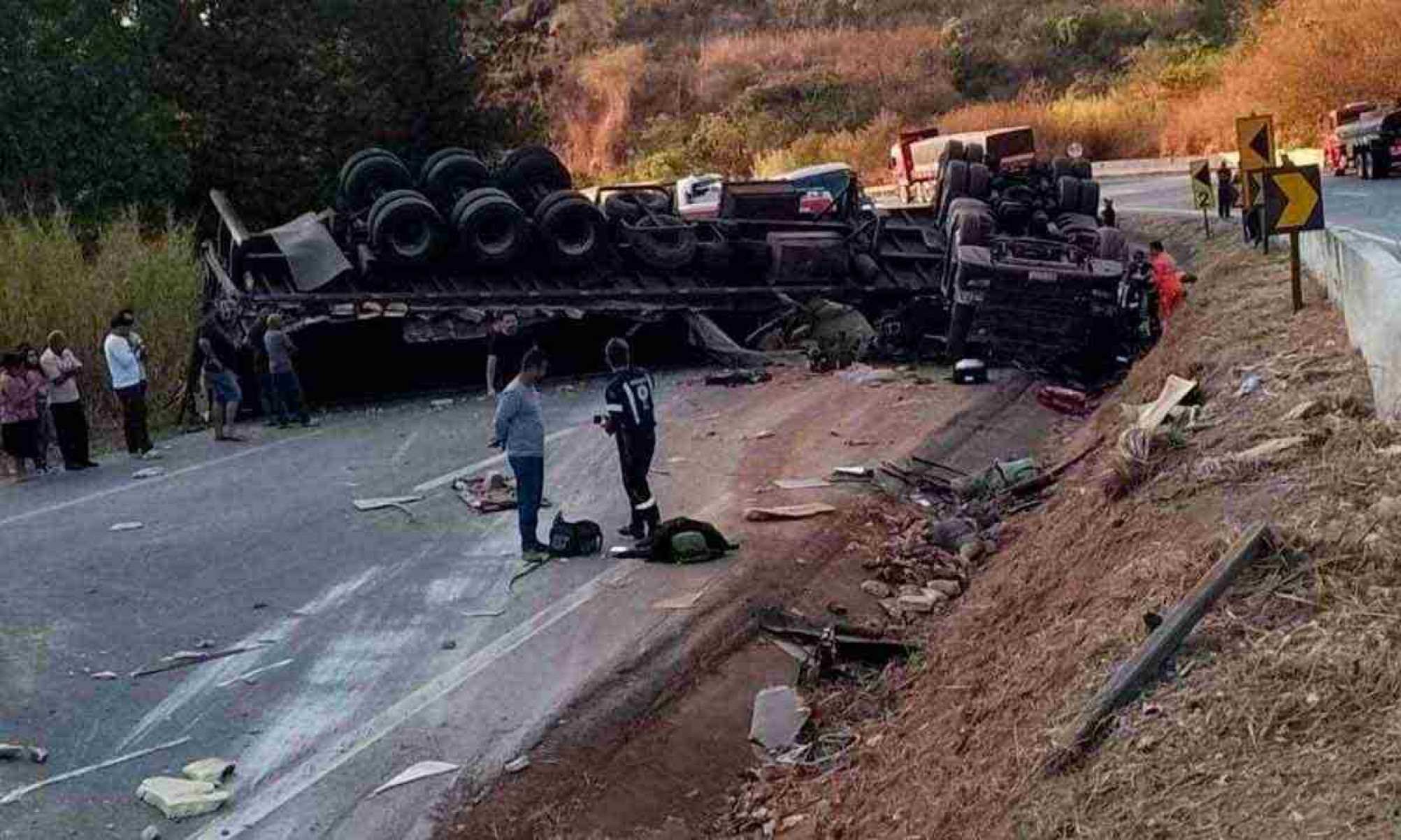 Em trecho considerado perigoso na BR-262, altura de Juatuba, motorista de caminhão perdeu a vida