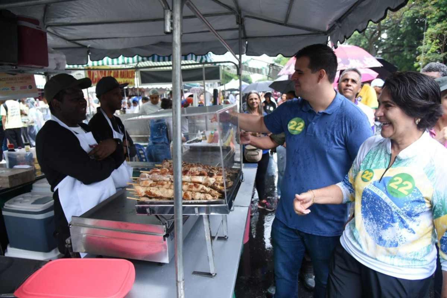 Bruno Engler visita a Feira Hippie e recebe demandas dos expositores
