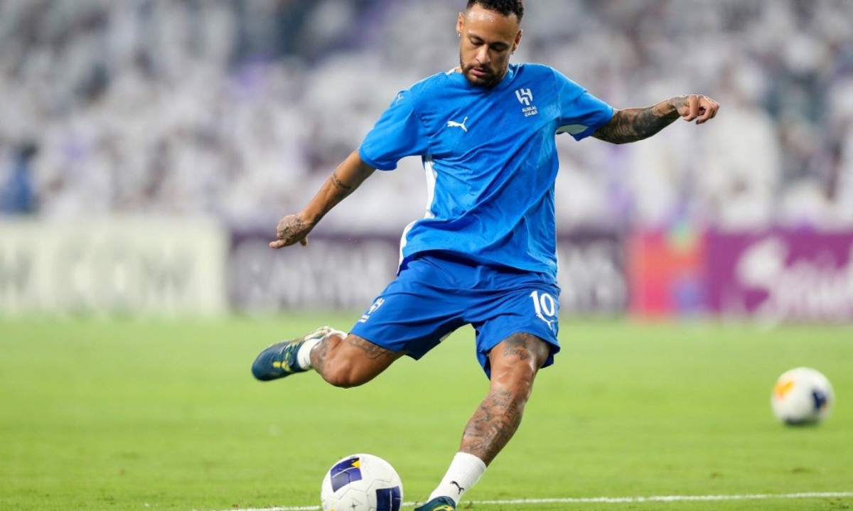  Hilal's Brazilian forward #10 Neymar warms up ahead of the AFC Champions League group B football match between UAE's Al-Ain and Saudi's Al-Hilal at the Hazza bin Zayed Stadium in al-Ain on October 21, 2024. (Photo by AFP)
       -  (crédito:  AFP)