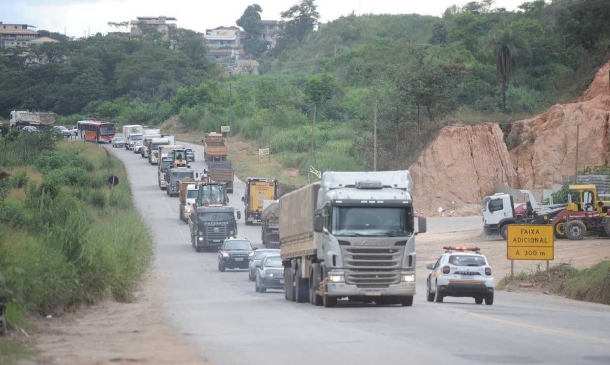 Trânsito intenso na BR-381 próximo a Caeté. Trecho será duplicado nos próximos três anos e meio -  (crédito: Alexandre Guzanshe/EM/D.A. Press)