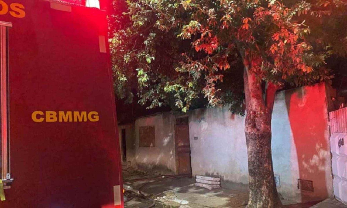 Ao chegarem à residência bombeiros encontraram a criança sem vida -  (crédito: CBMMG)