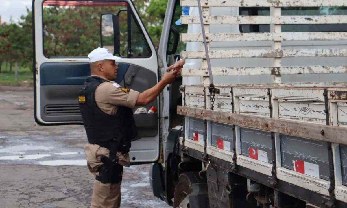 Em BH, a Operação Rebite está sendo realizada no Anel Rodoviário, altura do Viaduto São Francisco, que cruza a Avenida Antônio Carlos -  (crédito: PMRv/Divulgação)