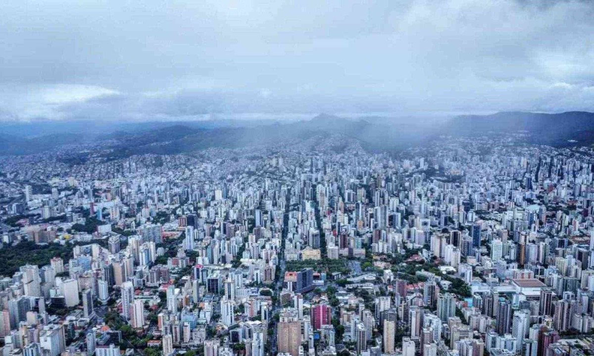 Chuva se aproxima de Belo Horizonte na manhã desta segunda-feira (21/10) -  (crédito: Leandro Couri/EM/DA Press)