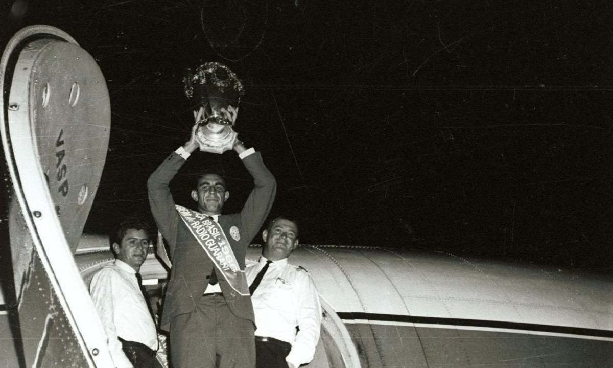 Capitão Piazza, do Cruzeiro, ergue a Taça Brasil de 1966 na Pampulha; delegação chegou na Pampulha a bordo de turboélice Viscount da Vasp -  (crédito: Cruzeiro/Arquivo/EM)