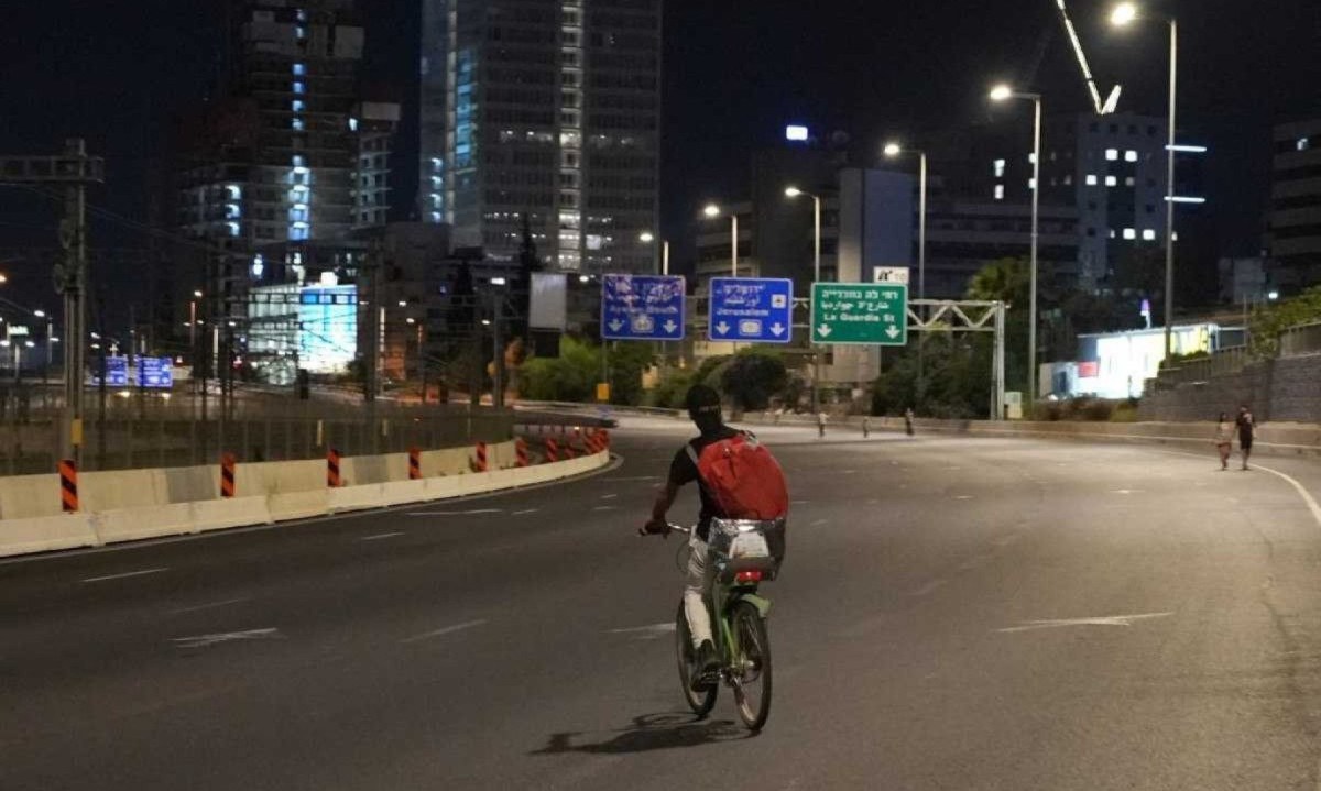 Ruas vazias de Tel-Aviv, em Israel - (crédito: AFP)