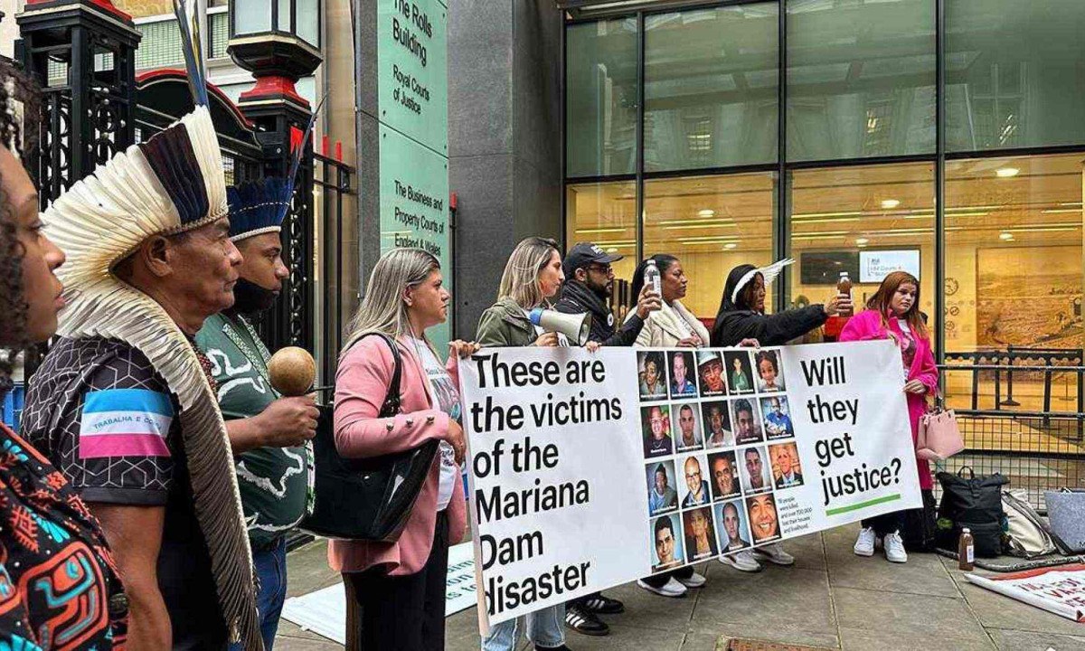 Indígenas e outros atingidos do rompimento de Mariana fazem manifestação por justiça em frente ao edifício Rolls da Royal Courts of Justice em Londres -  (crédito: Mateus Parreiras/EM/D.A.Press)