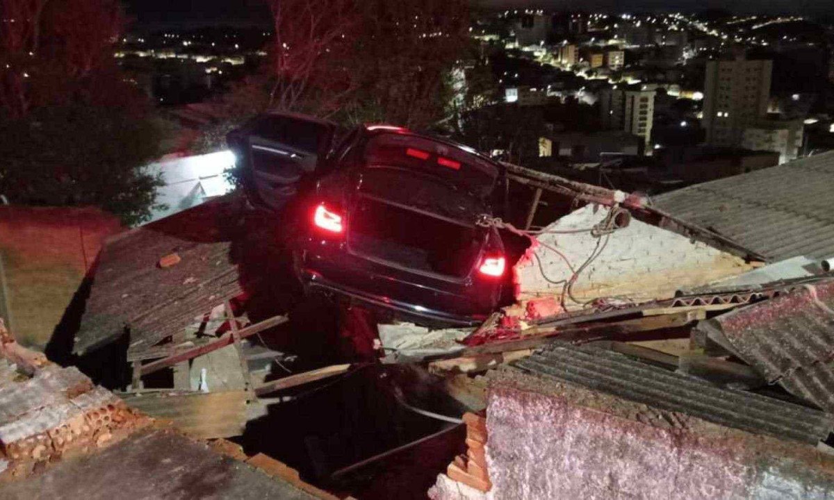 Carro parou em cima do telhado de uma casa em Poços de Caldas -  (crédito: CBMMG)