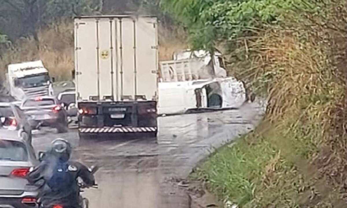 Ambulância da Santa Casa capota na BR-381, na Grande BH - Redes sociais