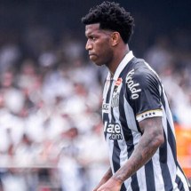 Gil é um dos zagueiros com mais minutos em campo nesta temporada do futebol brasileiro - Foto: Raul Baretta/ Santos FC. -  (crédito: Foto: Raul Baretta/ Santos FC)