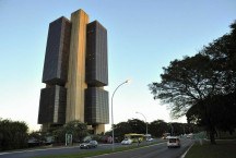 Empresas aumentam previsão para inflação e PIB de 2024, diz Banco Central