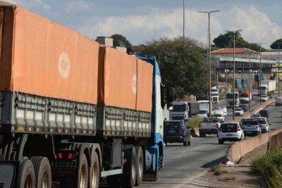 Acidente ocorreu nas proximidades do Viaduto S&atilde;o Francisco, que cruza a Avenida Ant&ocirc;nio Carlos, no sentido Vit&oacute;ria -  (crédito: Tulio Santos/EM/D.A.Press)