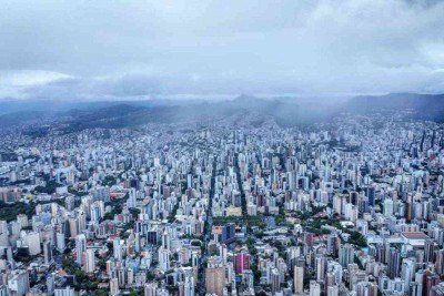 Chuva se aproxima de Belo Horizonte na manhã desta segunda-feira (21/10) -  (crédito: Leandro Couri/EM/DA Press)