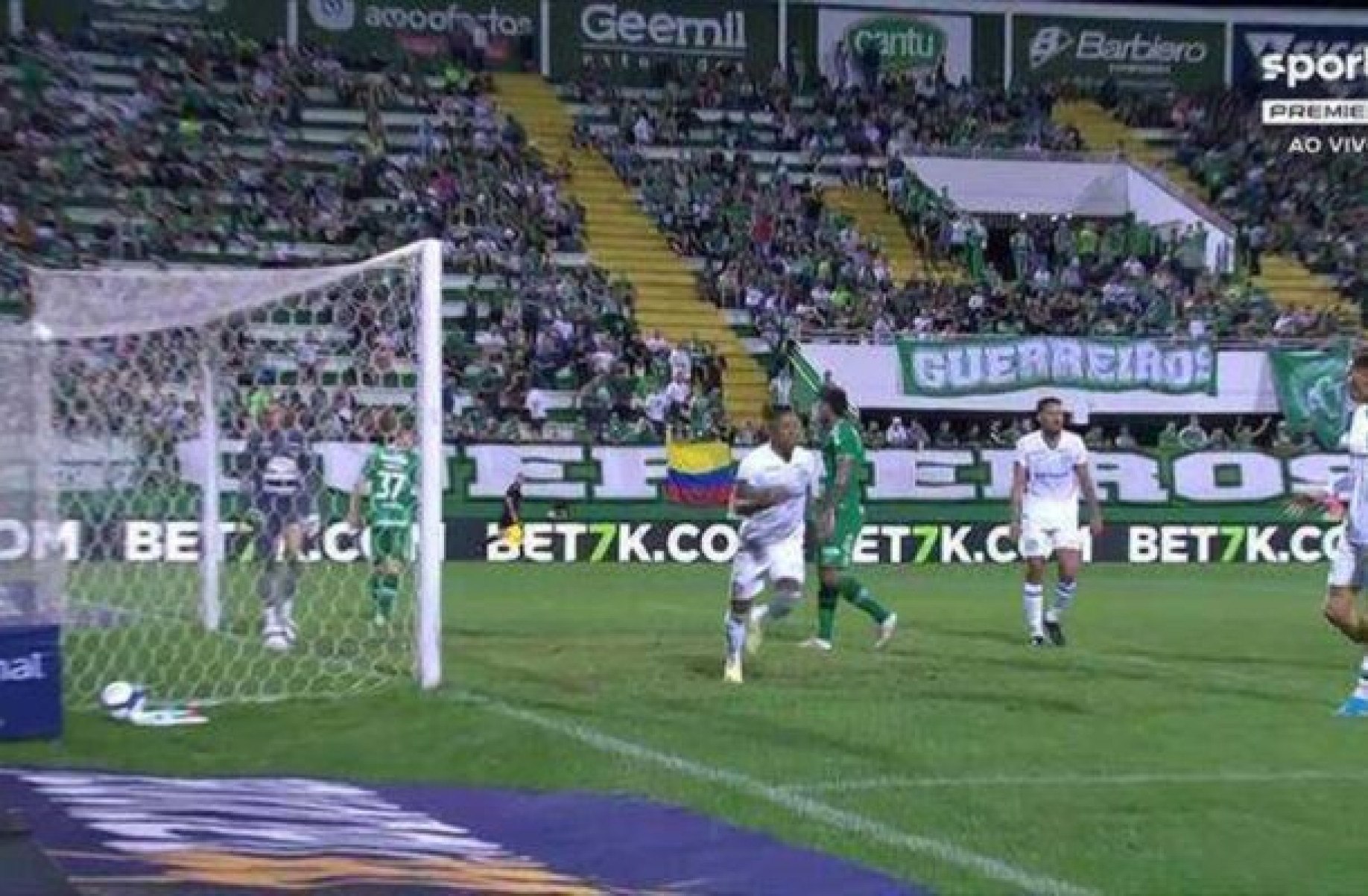 Goleiro Tadeu marca e Goiás goleia a Chapecoense na Arena Condá