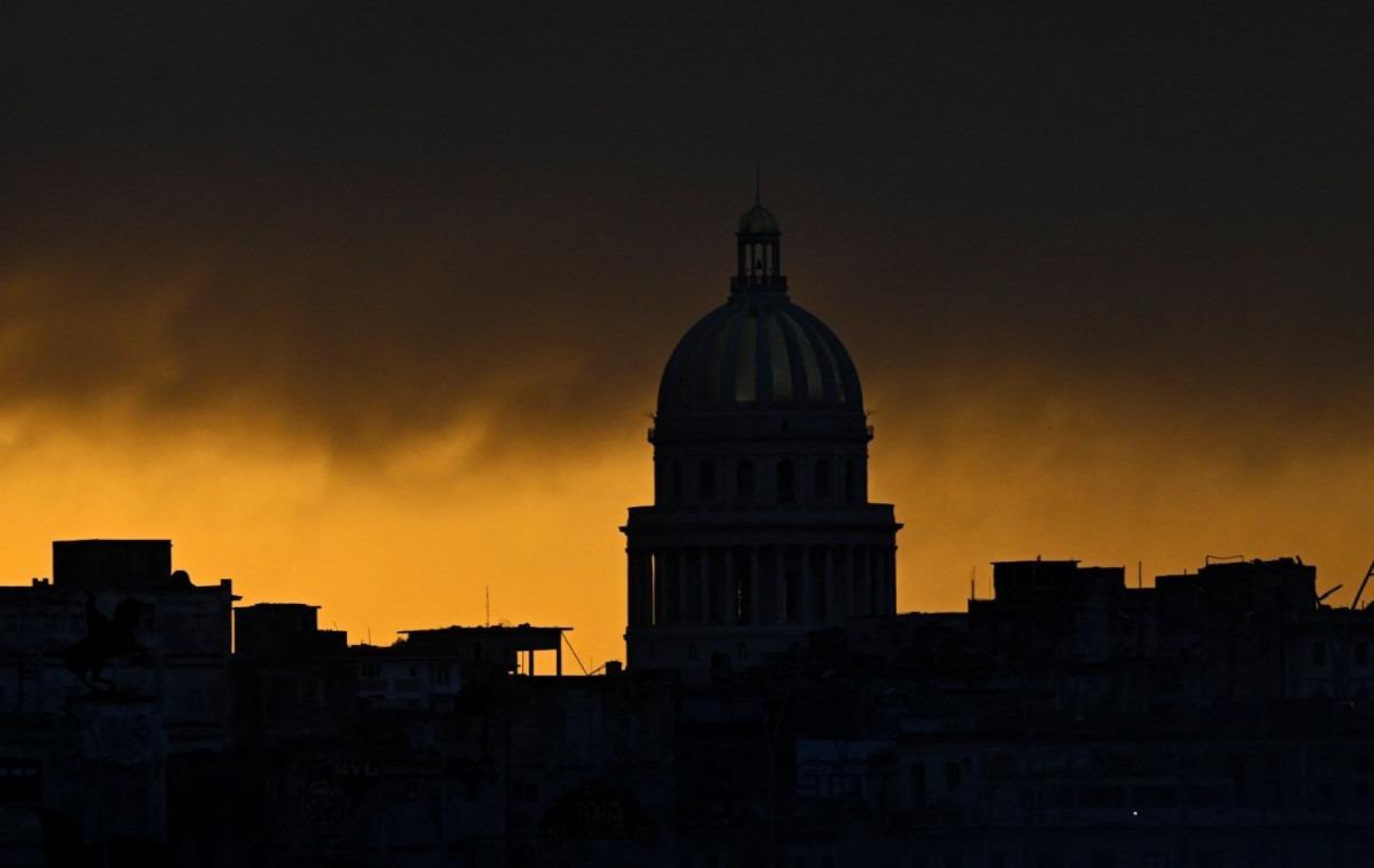 Autoridades esperam restaurar o fornecimento de modo integral na noite de segunda-feira (21) -  (crédito: YAMIL LAGE / AFP)