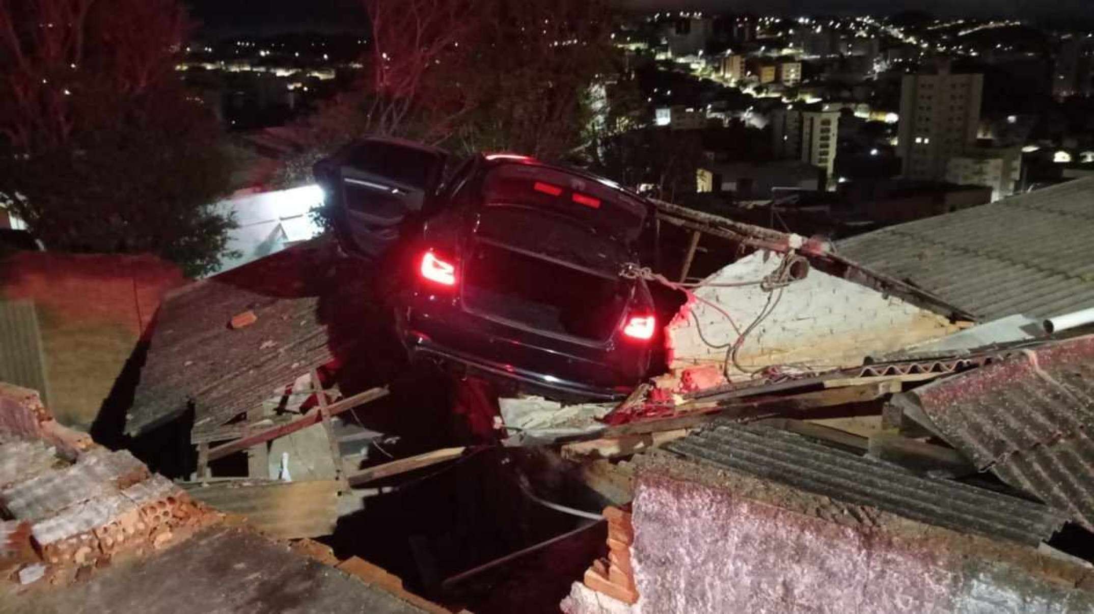 Carro cai em cima de telhado de casa no Sul de Minas